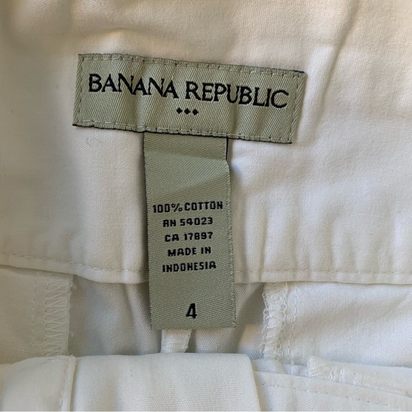 Banana Republic winter white 80’s style waist shorts w tie and pockets. Size 4 - Picture 3 of 9
